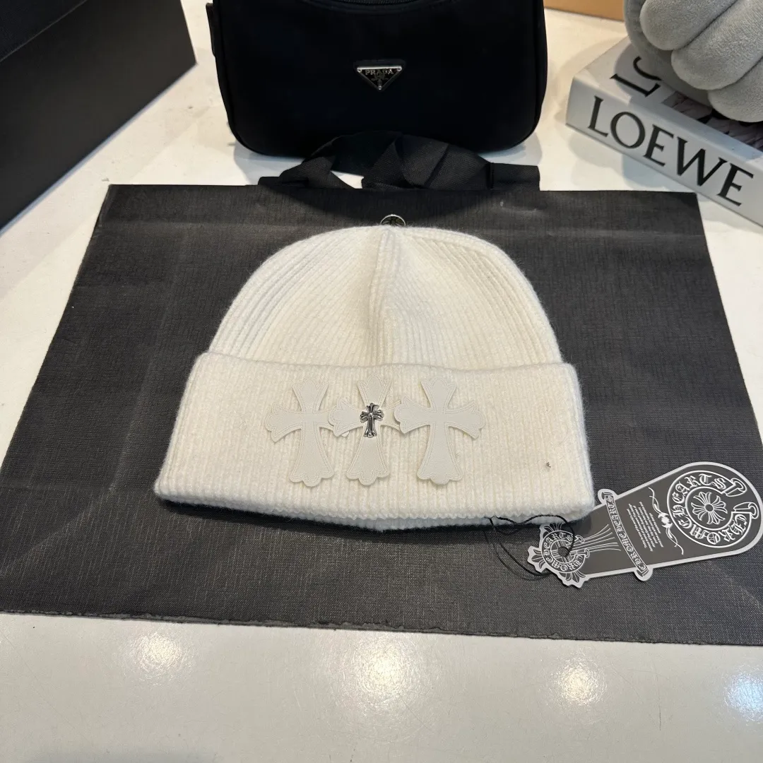 P56 Crow Heart Autumn and Winter Wool Knitted Beanie This must be a favorite of minimalism. It is clean, neat, fashionable and versatile, and will definitely not be picky about your face shape! A fashionable classic that lasts forever! Fashionable black and white can be purchased together